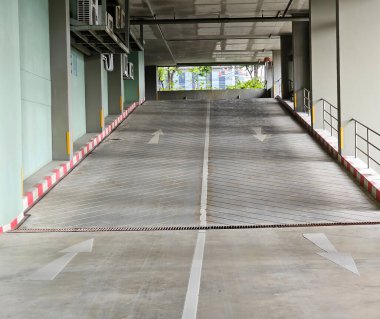 Otopark binasına giriş ve çıkış.