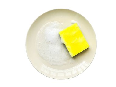 Tabakta sünger ve bulaşık deterjanı. kırpma yolu ile beyaz arkaplanda izole