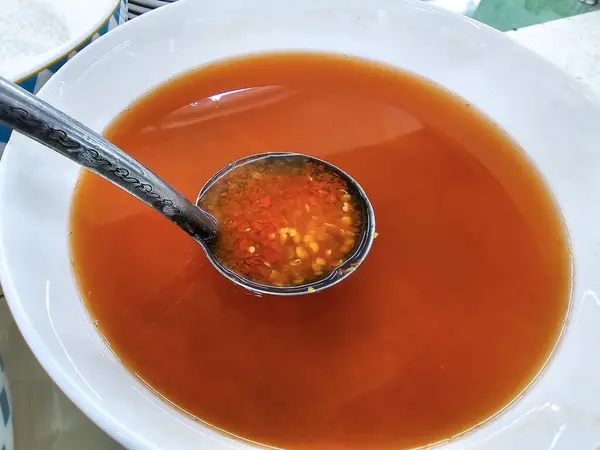 Beyaz kasede beyaz biber turşusu, Tayland 'da yemek çeşnileri.