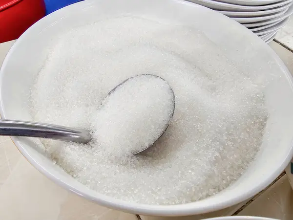 Beyaz kasede şeker ve kaşık, Tayland 'da baharat.