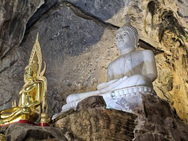 Saraburi 'deki Khao Wong Tapınağı' ndaki Narai Mağarası 'nda Buda heykeli. Yan görünüm.