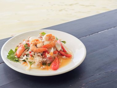 Baharatlı Cam Erişte Salatası, kıymalı karides (Taylandca Yum Woon Sen) masada. Kopyalama alanı olan yan görünüm