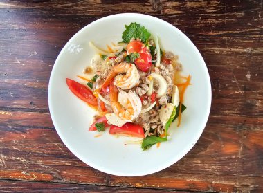 Baharatlı Cam Erişte Salatası, kıymalı karides (Taylandca Yum Woon Sen). yüksek açı görünümü