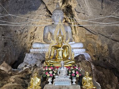 Saraburi 'deki Khao Wong Tapınağı' ndaki Narai Mağarası 'nda Buda heykeli..