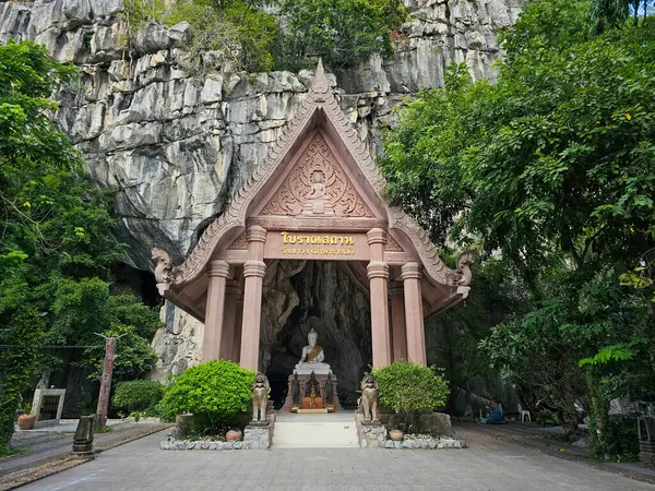 Girişin önündeki alan, Saraburi Eyaleti, Khao Wong Tapınağı 'ndaki Narai Mağarası Buda heykeli alanı. Thai dili antik site olarak yazılmıştır, Wat Khao Wong (Tham Narai)