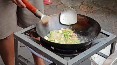 Şef Tayland restoranında tavada kızarmış sukiyaki pişiriyor. Tayland yemeği.