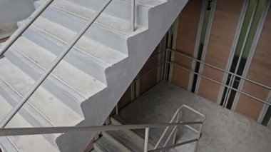 Bir yangın durumunda, yüksek bir şehir binasında ya da apartmanda yangın çıkışı ya da merdiven önemli bir tahliyedir..
