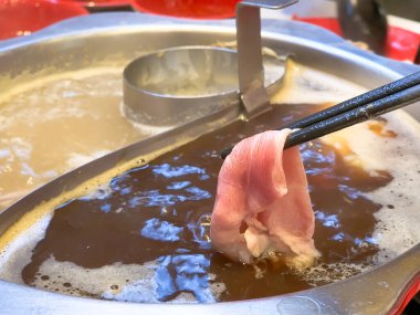Lezzetli Shabu güveci için dilimlenmiş bir parça domuz budu.