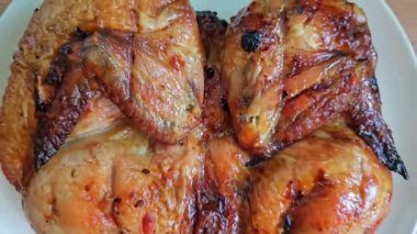 Tüm ızgara tavuğu tabakta servis ediyorum. Yüksek proteinli lezzetli sağlıklı yiyecekler.