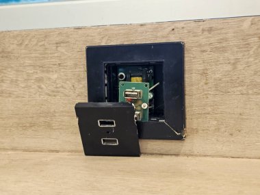 Telefonları şarj etmek için USB güç prizi hasarlı.