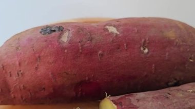 Pişmiş Japon tatlı patatesi Beni Haruka beyaz arka planda tahta tahtada. Sağlıklı yemek.