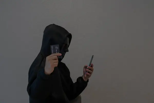 Вид Сбоку Хакер Лица Масках Держащие Телефонные Кредитные Карты Кибермошенники — стоковое фото