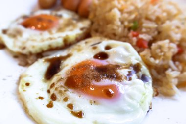 Soya ve biberli sahanda yumurtaya yakından bak..