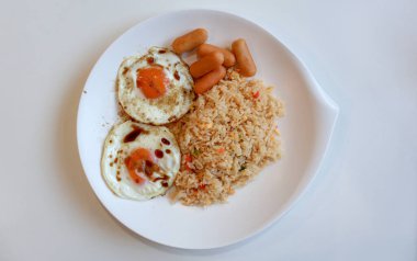 Soya soslu ve biberli kızarmış yumurta, sosis, yumurtalı kızarmış pilav.