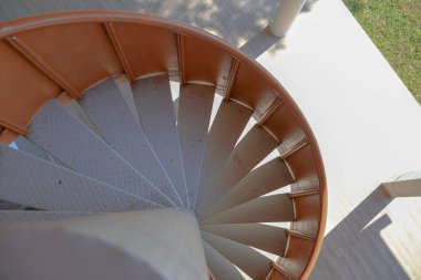 Evin dışındaki spiral kıvrımlı merdiven yukarı ve aşağı gitmek için.