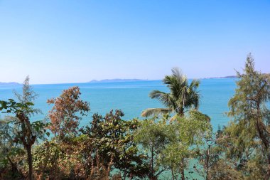 Ağaçların ve dağların element olduğu güzel bir deniz manzarası. Travel Rayong Eyaleti, Tayland.