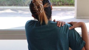 Sağlık sorunları. Omuz ağrısı ve boyun ağrısı çeken kadınlar. Ofis sendromu, kas iltihabı.