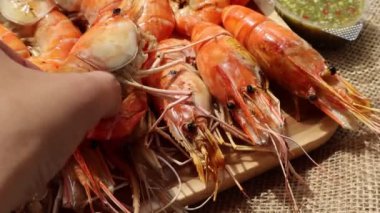 Izgara karidesle el ele tutuşmak. Izgara deniz ürünleri.