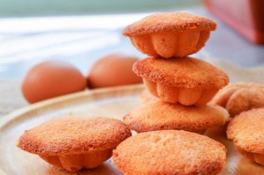 Tayland usulü yumurtalı pasta, ya da Tayland usulü bilinen şekliyle Khanom Khai, dikey olarak pişirilerek yapılır, dıştan çıtır çıtır ve içi yumuşaktır. Fransız Madeleine 'lerine benzer.