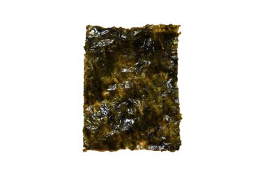 Beyaz arkaplanda kırpma yolu ile izole edilmiş kavrulmuş deniz yosunlarının üst görünümü