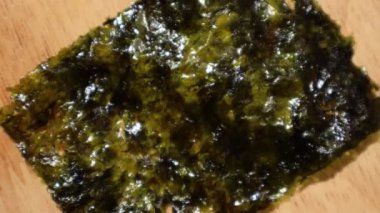 Tahtada tek kavrulmuş yosun manzarası