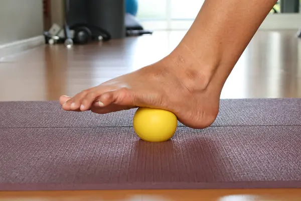 Ayak masajı topuyla plantar fasyasını gevşet. ayak sağlığı