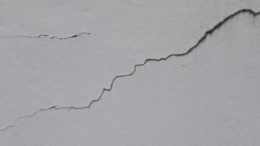 Duvardaki çapraz çatlaklar orta seviye tehlike arz ediyor. Depremlerden kaynaklanıyordu..