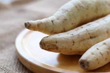 Yakın plan Kuri Kogane Japon Tatlı Patatesi, tahta tepside. Pişirme