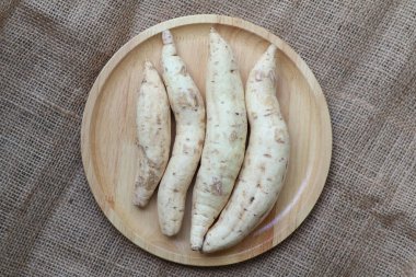 Üst Manzara Kuri Kogane Japon Tatlı Patatesi ahşap tepside. sağlıklı yiyecekler