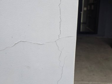 Duvarın dışındaki ince çatlaklar.