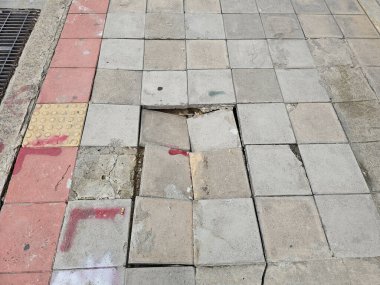 Kaldırımlar hasarlı ve yayalar için tehlike arz eden delikleri var..