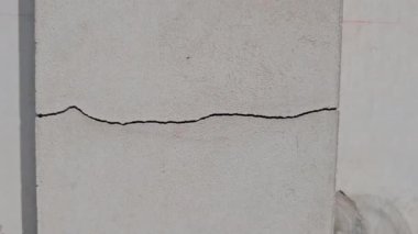 Çimento duvarlarındaki ya da dokusundaki boylamsal çatlaklar