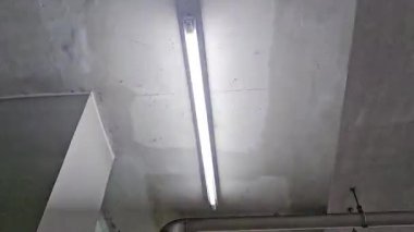 LED floresan lamba yanıyor ama yanıp sönüyor ve hasar görmüş gibi görünüyor..