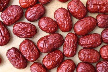 Üst Manzara Tahta tepside Doğal Kurutulmuş Jujube. Geçmişi. Sağlıklı meyve