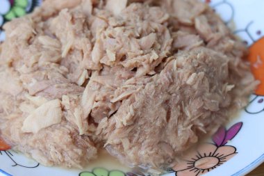 Tabaktaki kaynak suyunda konserve ton balığının yakın görüntüsü