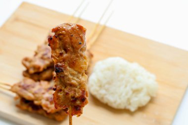 Bir tane ızgara domuz şişi. Kahvaltıda yenecek popüler Tayland yemekleri.