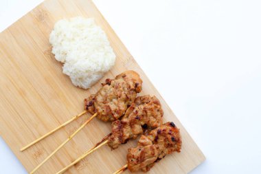 Ahşap tepside ızgara domuz şiş ve yapışkan pirinç manzarası. Kopyalama alanı olan beyaz arkaplan