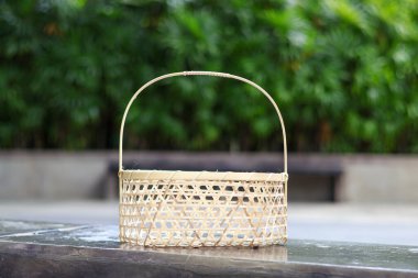El yapımı bambu sepeti, dokuma bambu sepeti. Hediyelik eşya, meyve ve diğer şeyler için.