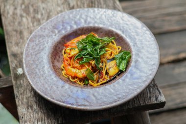 Deniz mahsullü fesleğen spagettisinin yan görüntüsü. Baharatlı Tayland aromalı..