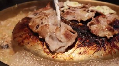 Izgara fırınından ızgara domuz eti tasmasını al..