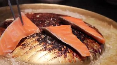 Izgara sobada ızgara somon.