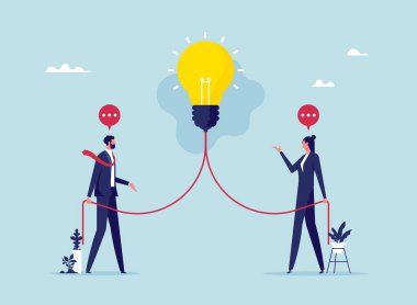 Beyin fırtınası ve çözüm konsepti, iş dünyasında iletişim fikri, iş arkadaşı ve kadın konuşma balonu hakkında ampul fikri.