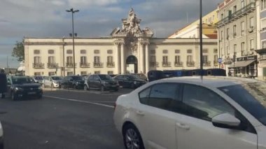 Lizbon 'da yol kenarına park edilmiş arabalar.