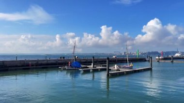 Lizbon 'da bir limana demirlemiş küçük bir tekne.