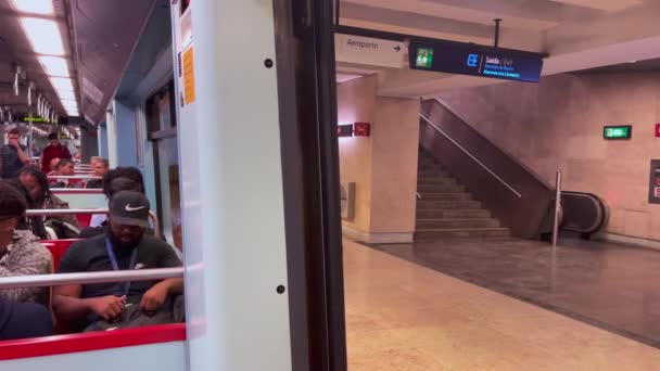 Offene Bahn Tür Mit Blick Auf Einen Leeren Bahnsteig Portugal — Stockvideo