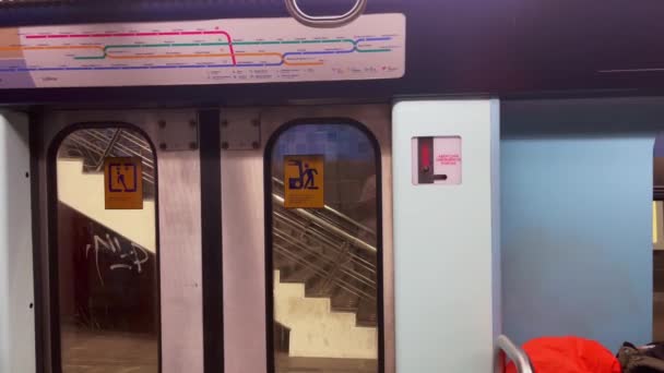 Saídas Metro Estação Metro Lisboa — Vídeo de Stock