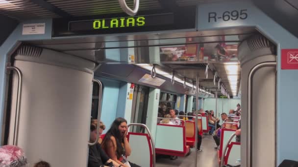 Cestující Sedící Vlaku Metra Lisabonu — Stock video