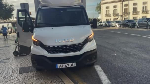 Minivan Iveco Światłami Mijania Zaparkowany Poboczu Drogi Lizbonie — Wideo stockowe