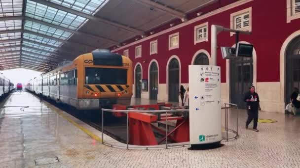 Treno Parte Dalla Stazione Ferroviaria Lisbona — Video Stock