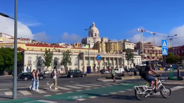 Chodci Přecházející Silnici Lisabonu — Stock video
